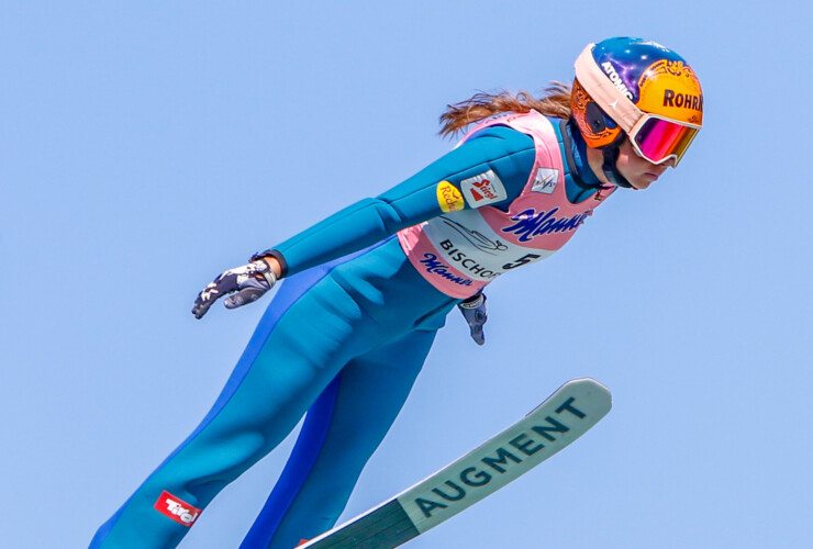 Julia Schmidt (AUT) springt beim Alpencup in Bischofsgrün (GER).