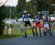 Der Jüngste führt die Gruppe an: Richard Stenzel (GER) vor Lukas Greiderer (AUT), (l-r).