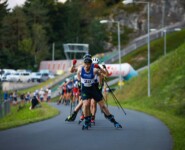 Perttu Reponen (FIN) führt eine große Läufergruppe an.