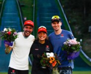 Strahlende Gesichter: Johannes Rydzek (GER), Nathalie Armbruster (GER), Terence Weber (GER)