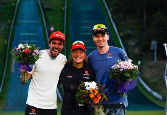 Strahlende Gesichter: Johannes Rydzek (GER), Nathalie Armbruster (GER), Terence Weber (GER)