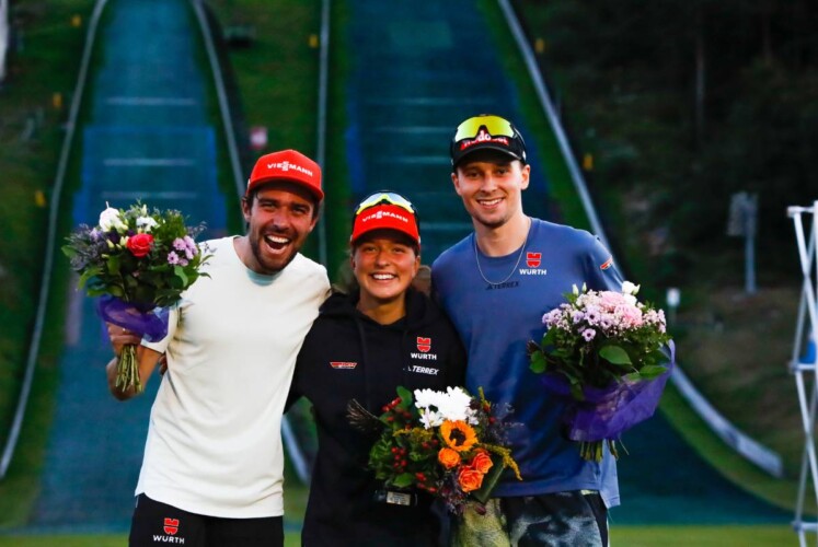 Strahlende Gesichter: Johannes Rydzek (GER), Nathalie Armbruster (GER), Terence Weber (GER)