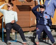 Julian Schmid (GER) und Vinzenz Geiger (GER) (l-r) genießen die Sonne.