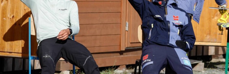 Julian Schmid (GER) und Vinzenz Geiger (GER) (l-r) genießen die Sonne.