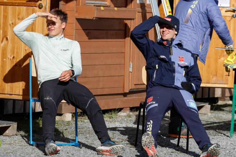 Julian Schmid (GER) und Vinzenz Geiger (GER) (l-r) genießen die Sonne.