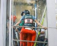 Timo Tritschler (GER) im Lift hinauf auf den Schanzenturm