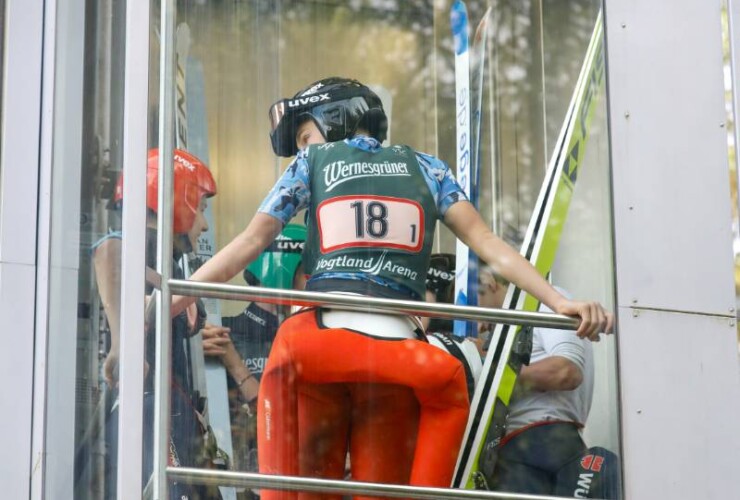 Timo Tritschler (GER) im Lift hinauf auf den Schanzenturm