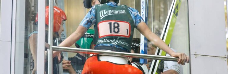 Timo Tritschler (GER) im Lift hinauf auf den Schanzenturm