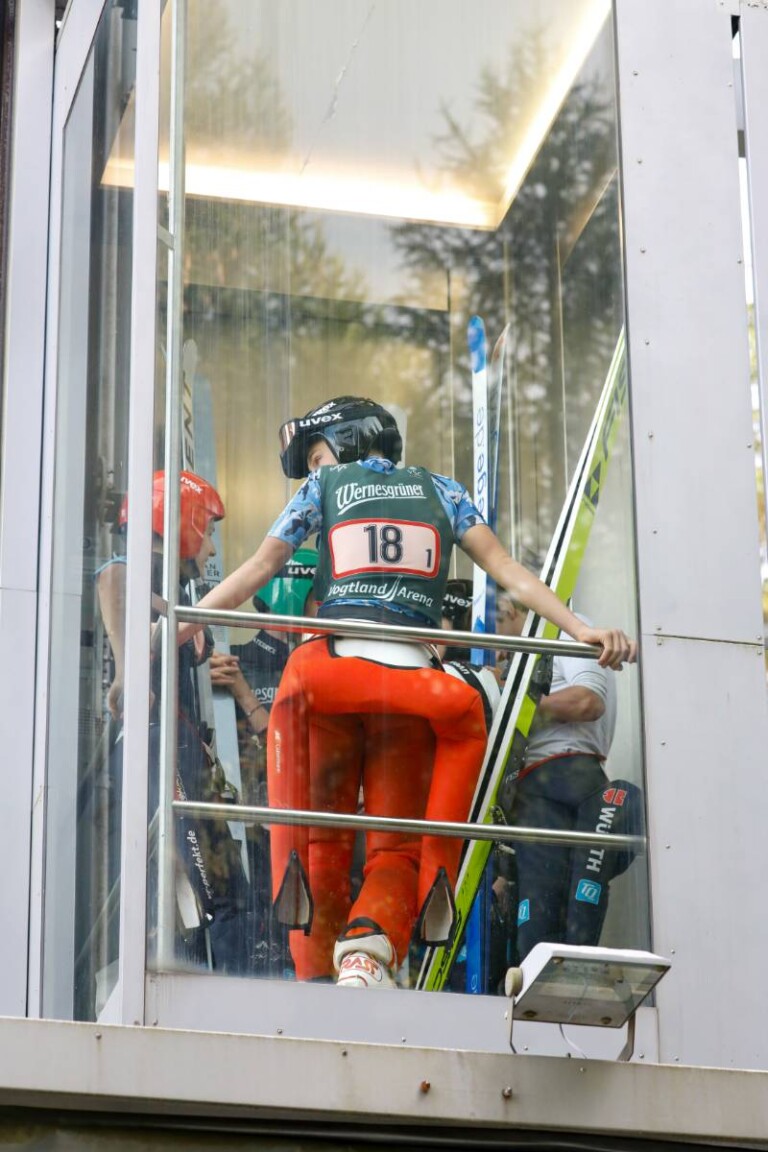 Timo Tritschler (GER) im Lift hinauf auf den Schanzenturm