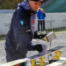 Terence Weber (GER) bei der Präparation der Sprungski