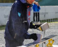 Terence Weber (GER) bei der Präparation der Sprungski