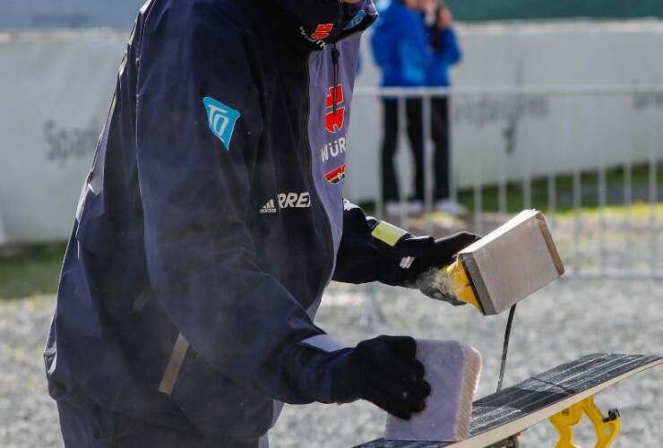 Terence Weber (GER) bei der Präparation der Sprungski