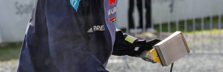 Terence Weber (GER) bei der Präparation der Sprungski