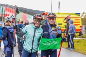 Die ersten Teamsprint-Siegerinnen in der Geschichte der Nordischen Kombination kommen aus Sachsen: Jenny Nowak (GER) und Ronja Loh (GER), (l-r).