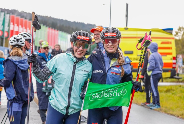Die ersten Teamsprint-Siegerinnen in der Geschichte der Nordischen Kombination kommen aus Sachsen: Jenny Nowak (GER) und Ronja Loh (GER), (l-r).