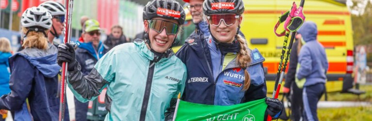 Die ersten Teamsprint-Siegerinnen in der Geschichte der Nordischen Kombination kommen aus Sachsen: Jenny Nowak (GER) und Ronja Loh (GER), (l-r).