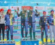 Das Podium im Teamsprint der Kombiniererinnen: Fabienne Klumpp (GER), Nathalie Armbruster (GER), Ronja Loh (GER), Jenny Nowak (GER), Magdalena Burger (GER), Sophia Maurus (GER), (l-r)