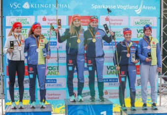 Das Podium im Teamsprint der Kombiniererinnen: Fabienne Klumpp (GER), Nathalie Armbruster (GER), Ronja Loh (GER), Jenny Nowak (GER), Magdalena Burger (GER), Sophia Maurus (GER), (l-r)