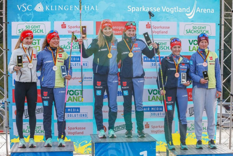 Das Podium im Teamsprint der Kombiniererinnen: Fabienne Klumpp (GER), Nathalie Armbruster (GER), Ronja Loh (GER), Jenny Nowak (GER), Magdalena Burger (GER), Sophia Maurus (GER), (l-r)