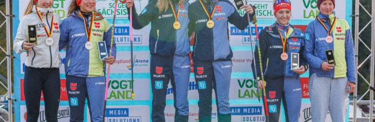 Das Podium im Teamsprint der Kombiniererinnen: Fabienne Klumpp (GER), Nathalie Armbruster (GER), Ronja Loh (GER), Jenny Nowak (GER), Magdalena Burger (GER), Sophia Maurus (GER), (l-r)