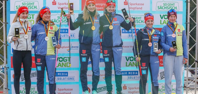 Das Podium im Teamsprint der Kombiniererinnen: Fabienne Klumpp (GER), Nathalie Armbruster (GER), Ronja Loh (GER), Jenny Nowak (GER), Magdalena Burger (GER), Sophia Maurus (GER), (l-r)