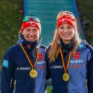 Die ersten Teamsprint-Siegerinnen in der Geschichte der Nordischen Kombination kommen aus Sachsen: Jenny Nowak (GER) und Ronja Loh (GER), (l-r).