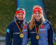 Die ersten Teamsprint-Siegerinnen in der Geschichte der Nordischen Kombination kommen aus Sachsen: Jenny Nowak (GER) und Ronja Loh (GER), (l-r).