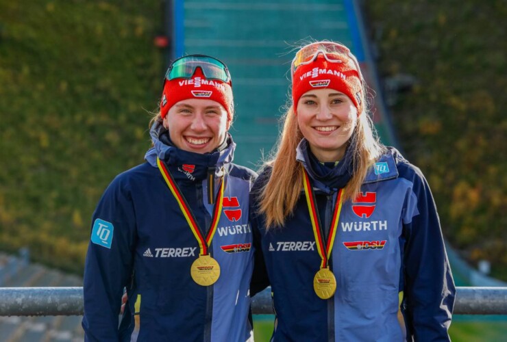 Die ersten Teamsprint-Siegerinnen in der Geschichte der Nordischen Kombination kommen aus Sachsen: Jenny Nowak (GER) und Ronja Loh (GER), (l-r).