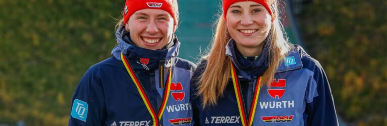 Die ersten Teamsprint-Siegerinnen in der Geschichte der Nordischen Kombination kommen aus Sachsen: Jenny Nowak (GER) und Ronja Loh (GER), (l-r).