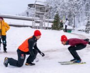 Johannes Rydzek (GER) beim Aufwärmen mit Trainer Kai Bracht