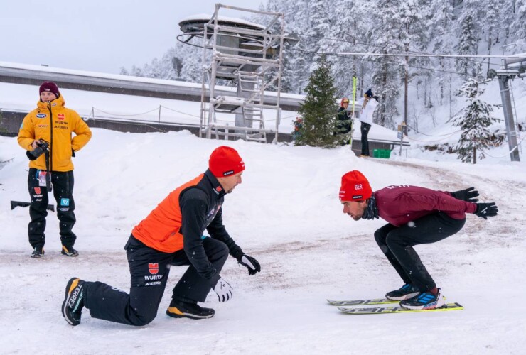 Johannes Rydzek (GER) beim Aufwärmen mit Trainer Kai Bracht