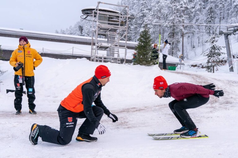 Johannes Rydzek (GER) beim Aufwärmen mit Trainer Kai Bracht