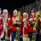 Joergen Graabak (NOR), Jens Luraas Oftebro (NOR), Jarl Magnus Riiber (NOR), (l-r) mit Weihnachtsmann, Weihnachtsfrau und Wichtel.