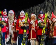 Joergen Graabak (NOR), Jens Luraas Oftebro (NOR), Jarl Magnus Riiber (NOR), (l-r) mit Weihnachtsmann, Weihnachtsfrau und Wichtel.