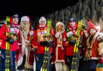 Joergen Graabak (NOR), Jens Luraas Oftebro (NOR), Jarl Magnus Riiber (NOR), (l-r) mit Weihnachtsmann, Weihnachtsfrau und Wichtel.