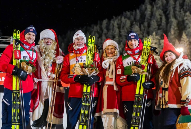 Joergen Graabak (NOR), Jens Luraas Oftebro (NOR), Jarl Magnus Riiber (NOR), (l-r) mit Weihnachtsmann, Weihnachtsfrau und Wichtel.