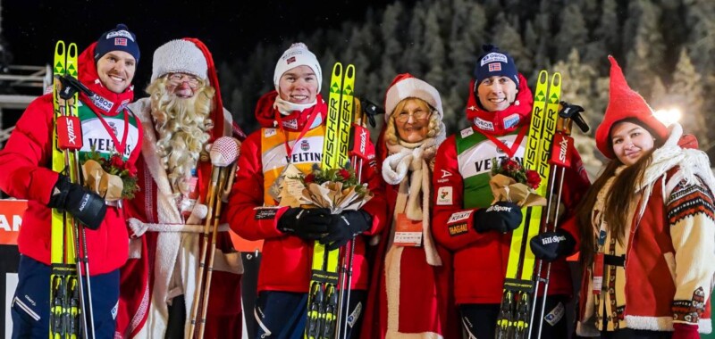 Joergen Graabak (NOR), Jens Luraas Oftebro (NOR), Jarl Magnus Riiber (NOR), (l-r) mit Weihnachtsmann, Weihnachtsfrau und Wichtel.