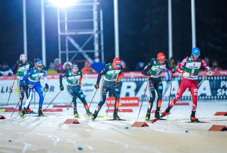 David Mach (GER), Terence Weber (GER), Johannes Rydzek (GER), Stefan Rettenegger (AUT), (l-r) in einem engen Lauf.