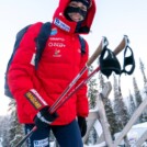 Jarl Magnus Riiber (NOR) dick getapt gegen die Kälte auf dem Weg zum Start