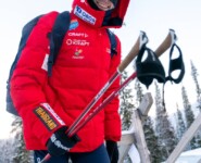 Jarl Magnus Riiber (NOR) dick getapt gegen die Kälte auf dem Weg zum Start