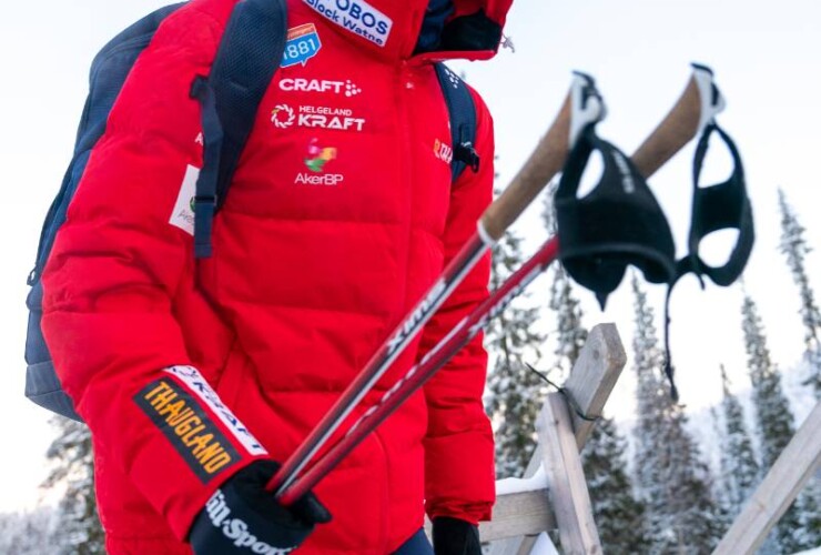 Jarl Magnus Riiber (NOR) dick getapt gegen die Kälte auf dem Weg zum Start