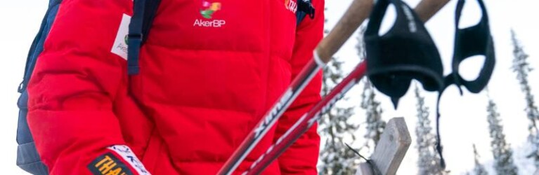 Jarl Magnus Riiber (NOR) dick getapt gegen die Kälte auf dem Weg zum Start