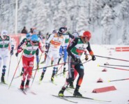 Das Feld blieb dicht zusammen, wie hier Stefan Rettenegger (AUT), Jarl Magnus Riiber (NOR), Johannes Rydzek (GER), (l-r).