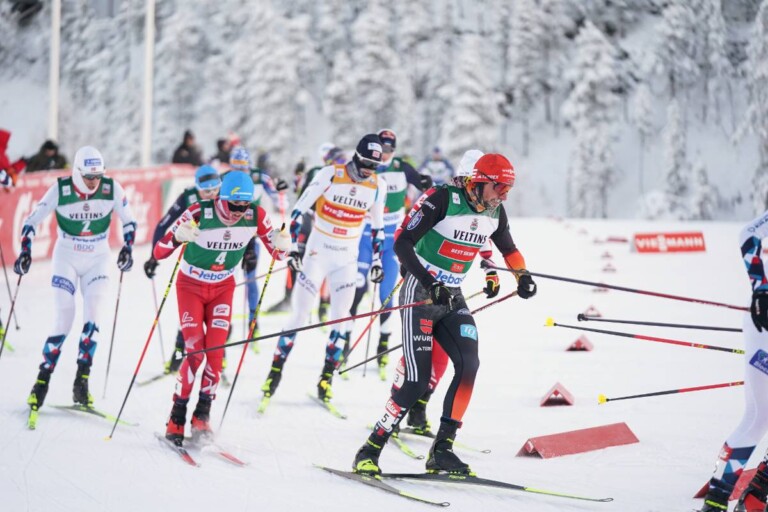 Das Feld blieb dicht zusammen, wie hier Stefan Rettenegger (AUT), Jarl Magnus Riiber (NOR), Johannes Rydzek (GER), (l-r).