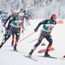 Julian Schmid (GER) mit Vinzenz Geiger (GER), Manuel Faißt (GER) und Johannes Rydzek (GER)(r-l) im Schlepptau.