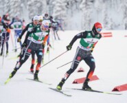 Julian Schmid (GER) mit Vinzenz Geiger (GER), Manuel Faißt (GER) und Johannes Rydzek (GER)(r-l) im Schlepptau.