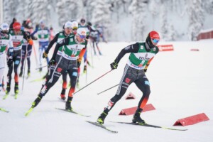 Julian Schmid (GER) mit Vinzenz Geiger (GER), Manuel Faißt (GER) und Johannes Rydzek (GER)(r-l) im Schlepptau.