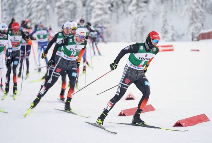 Julian Schmid (GER) mit Vinzenz Geiger (GER), Manuel Faißt (GER) und Johannes Rydzek (GER)(r-l) im Schlepptau.