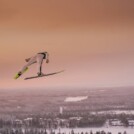 Eero Hirvonen (FIN) schwebt über der finnischen Landschaft.