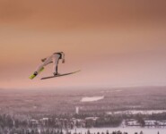 Eero Hirvonen (FIN) schwebt über der finnischen Landschaft.